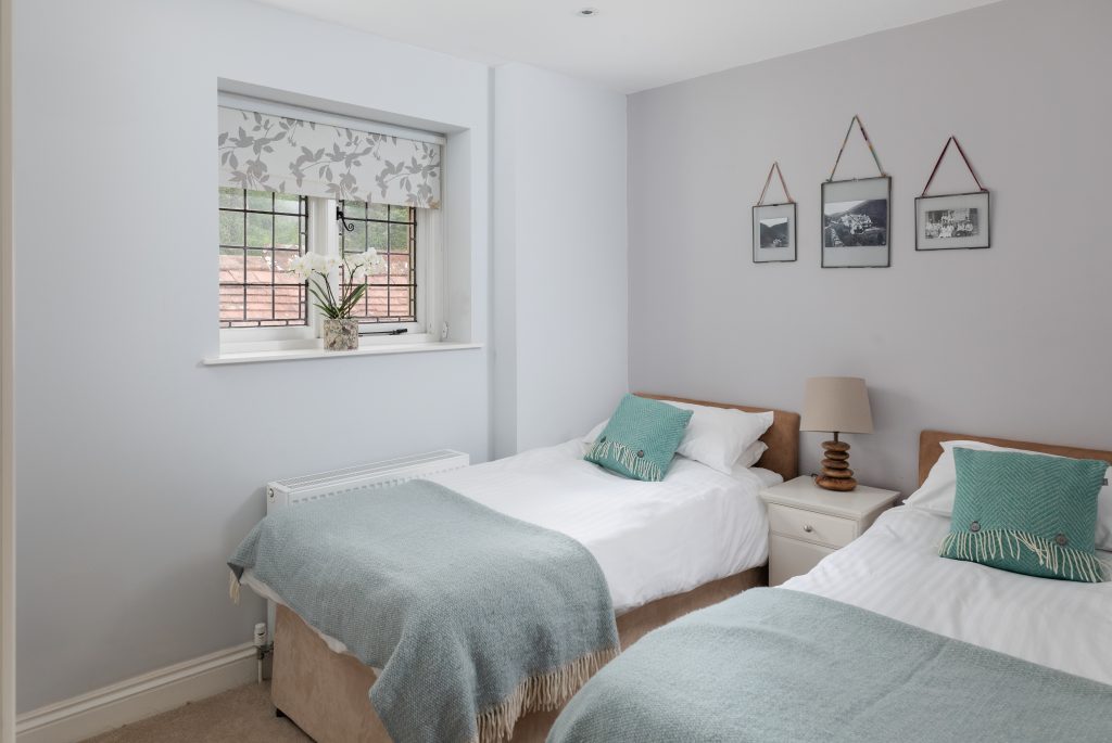 HEDDON LODGE TWIN ROOM