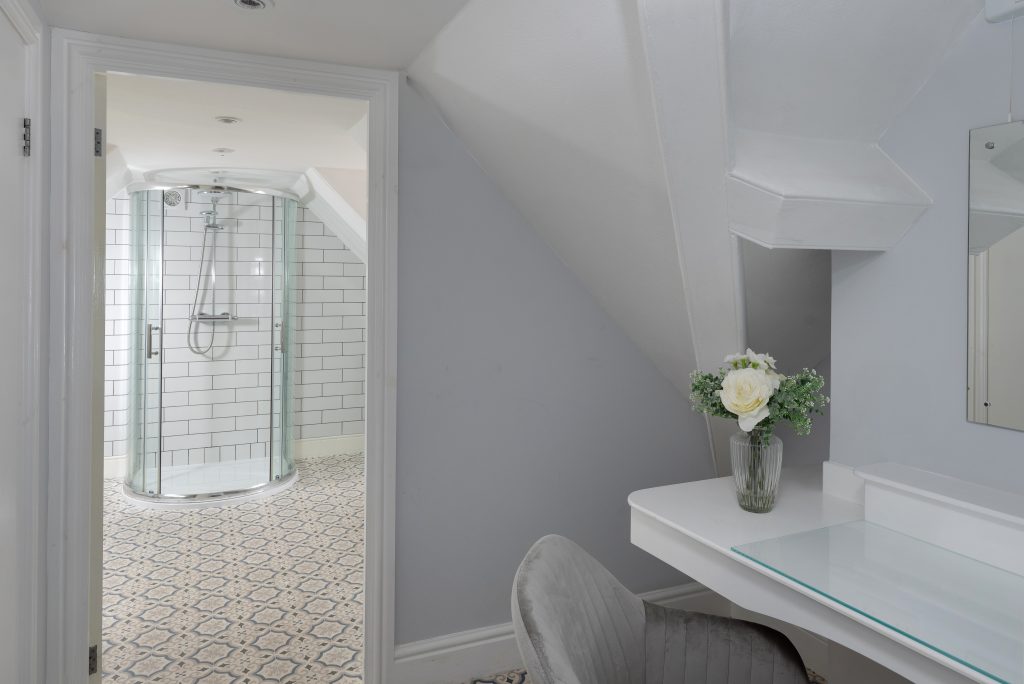 ROOM 9 DRESSING ROOM: BATHROOM